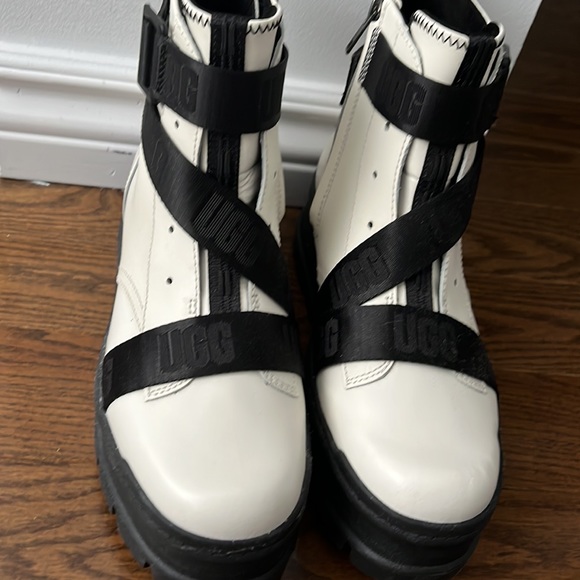 Ugg Boots Size 8 - Picture 2 of 3